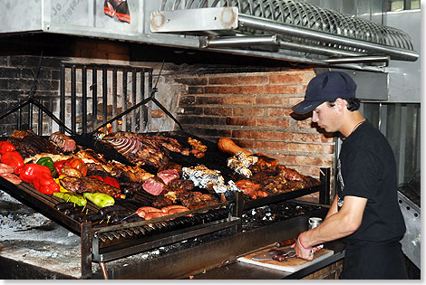 Alles, was das Rind hergibt  vom saftigen Steak bis zum Ochsenschwanz  brutzelt auf riesigen, von glhender Holzkohle erhitzten Grillrosten.