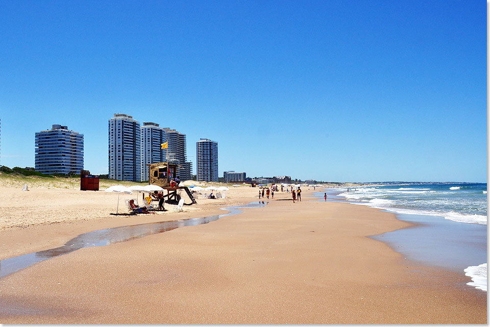 Kilometerlanger Sandstrand an der Playa Brava unter dem unglaublichen Himmel von Punta del Este.