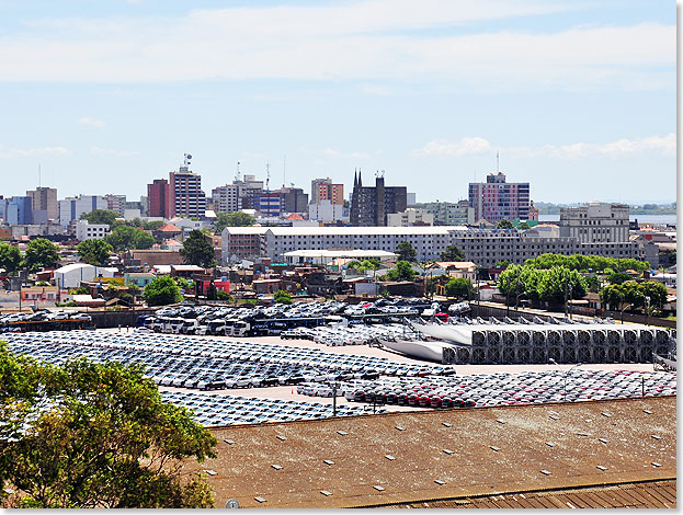 Blick vom Hafen auf die Stadt Rio Grande. In der Bildmitte zu sehen, die winzigen Kirchtrme ...