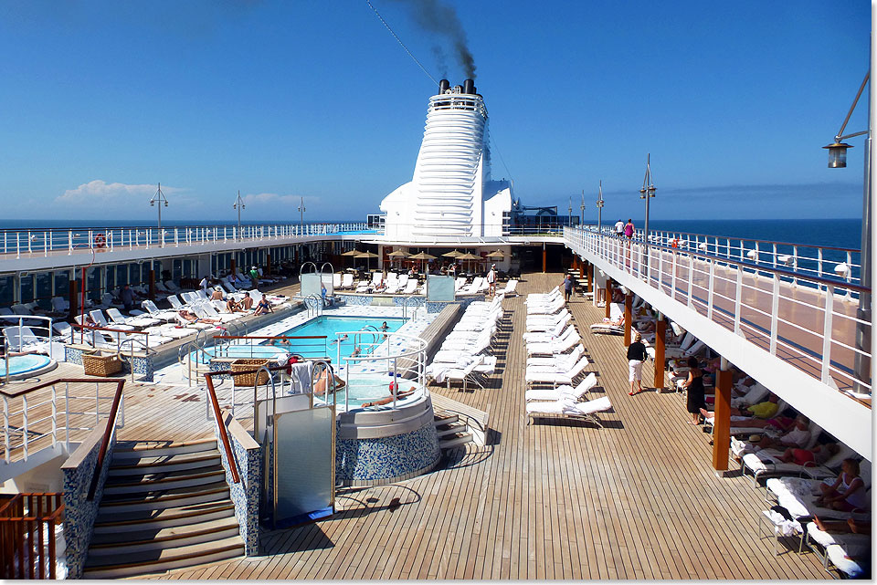 Ein Seetag auf der SEVEN SEAS MARINER mit viel Platz und Ruhe den ganzen Tag am Pooldeck bei 30 C.