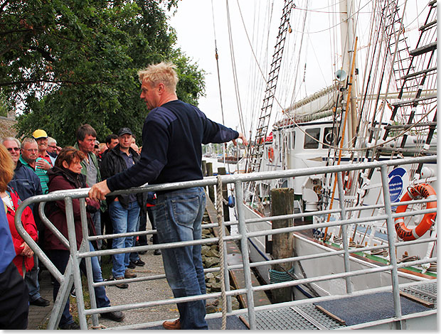 Kapitn Wolfgang Fusch bei seiner Begrungsansprache von der Gangway aus.