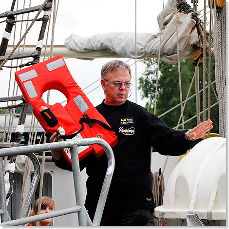 Whrend Zweiter Steuermann Roland Hunscha den Gebrauch der Rettungsweste demonstriert ...