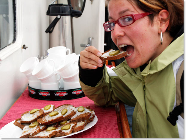 und lsst sich danach einige mit Gewrzschmalz belegte Brote schmecken, die Smutje Axel fr die Trainees angerichtet hat, bevor es ...