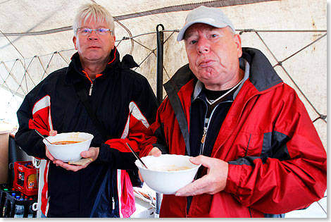 z.B. sein Chili con Carne, schmeckt ganz offensichtlich den Trainees.