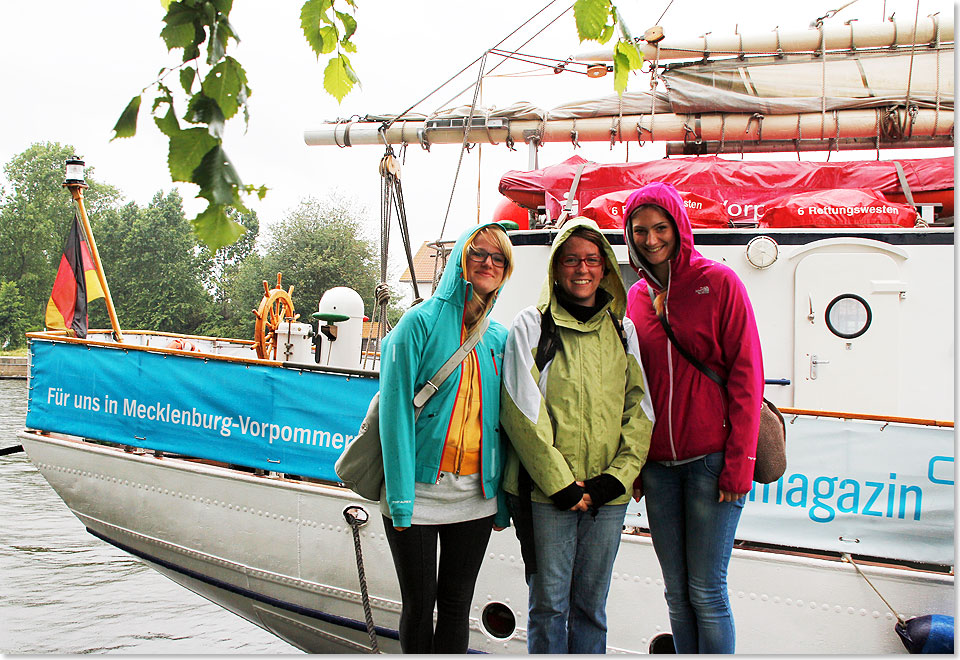 Cindy, Stephanie und Melina posieren zum Abschied vor dem Heck der GREIF.