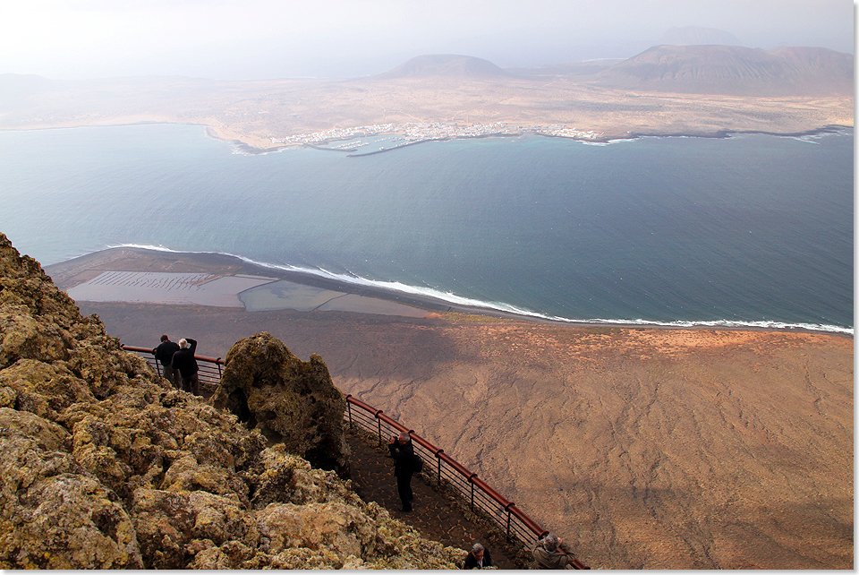 Blick von der Mirador del Rio-Aussichtsterrasse auf die Insel La Graciosa.