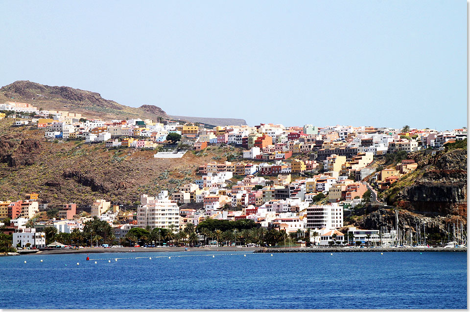  Gelegen wie in einem Amphietheater, die Inselhauptstadt von La Gomera  San Sebastian.