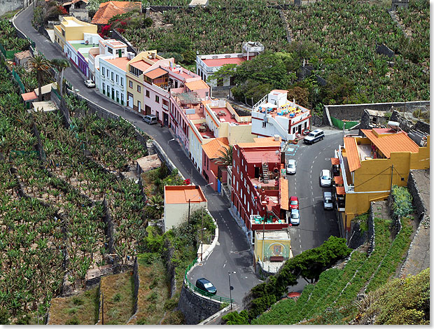 Idyllisch an der La-Gomera-Nordkste in einer Bananen-Plantage gelegenes Dorf Hermigua.