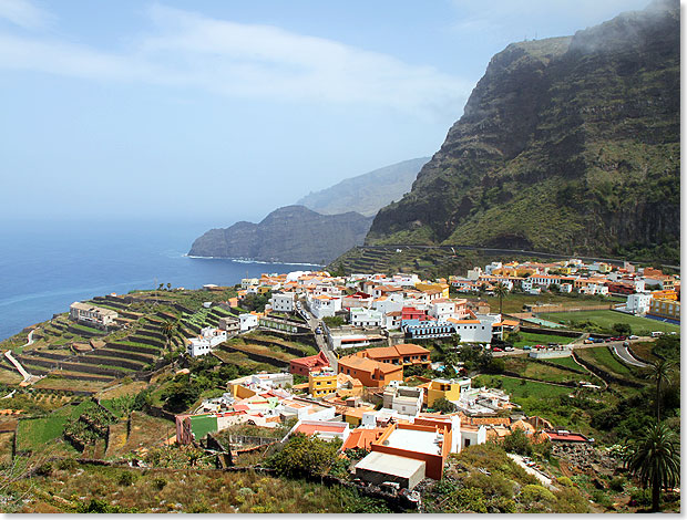 Auf einer Terrasse malerisch ber dem Atlantik gelegenes Dorf Agulo.