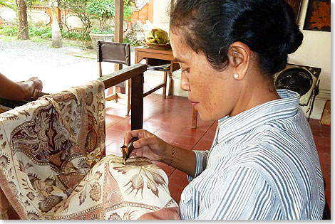 Wer an einer Batik arbeitet, braucht kaum Gerte.