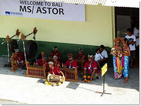 Das Orchester wartet, bis die Leinen fest und die Gangway ausgefahren sind. Dann heit es Willkommen in Bali, MS ASTOR.