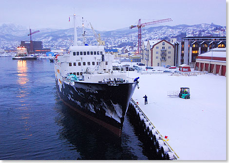 Der beliebte Oldtimer LOFOTEN  hier im Hafen von Harstad  feiert sein 50jhriges Jubilum.