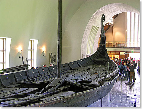 Foto: Hofi0006, GNU-Lizens für freie Dokumentation Ein OSEBERG-Wikingerschiff im Wikingerschiff-Museum in Oslo.