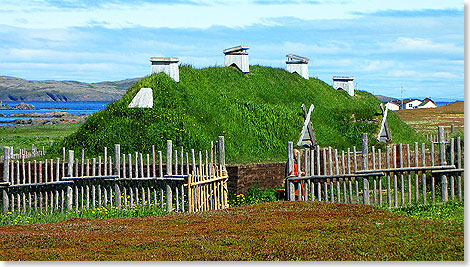 Eine Rekonstruktion eines Wikinger Langhauses in L' Anse aux Meadows auf Neufundland.