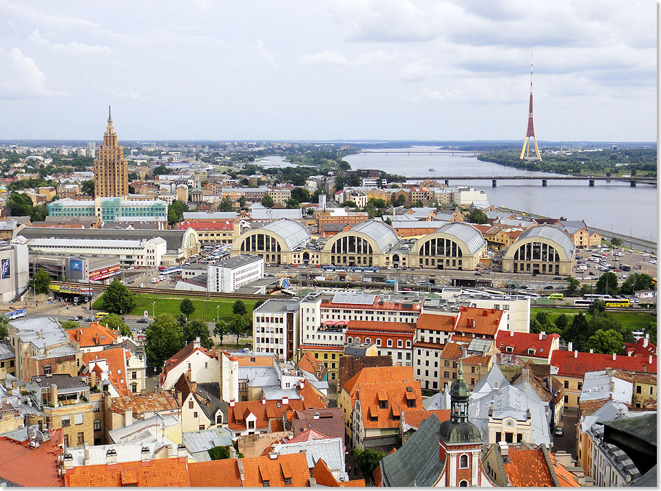 Vom Turm der Peterskirche, die gleich neben dem Schwarzhupterhaus steht, geniet man diesen und andere groartige Blicke auf Ridas Altstadt, die Daugava und den Fernsehturm. Etwa in der Bildmitte zu sehen sind die Hallen des Zentralmarktes, die einst als Luftschiffwerft gebaut wurden.