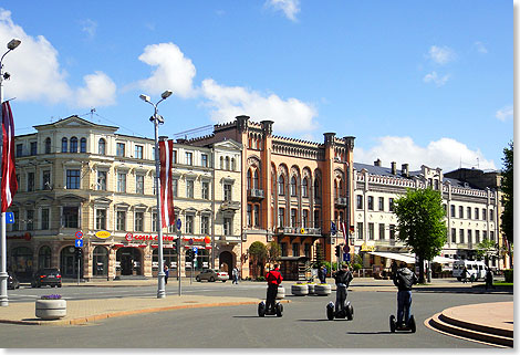 Die Deutsche Botschaft in Riga am Raina Bulvaris 13. Das 1868 durch den deutsch-baltischen Architekten Heinrich Karl Scheel fr einen Rigaer Kaufmann errichtete Gebude wurde 1920 vom Deutschen Reich erworben. Nach jahrzehntelanger Nutzung durch die Rote Armee ist es seit 1992 wieder in deutschem Besitz.