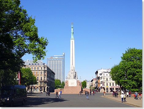 Fast gegenber der Deutschen Botschaft steht das Freiheitsdenkmal, Lettlands Nationalmonument. Es entstand zwischen 1931 und 1935. Inspiration hatte seinem Schpfer, dem lettischen Bildhauer Kārlis Zāle, unter anderem das Vlkerschlachtdenkmal in Leipzig geliefert.