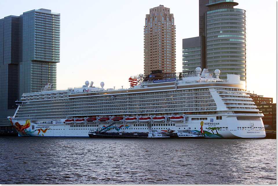 Mit ihren 18 Decks macht die NORWEGIAN GETAWAY im Januar 2014 mhelos den Wolkenkratzern der Innenstadt von Rotterdam Konkurrenz