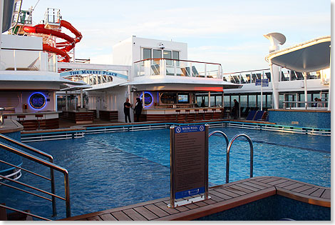 Der grere der beiden Pools der NORWEGIAN GETAWAY wird auf Deck 15 eingerahmt von Bars und Whirlpools