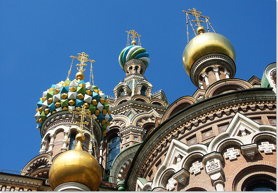 Die 
	  Auferstehungskirche, auch als Blutkirche, Erlserkirche und 
	  Bluterlser-Kirche bekannt, ist eine Kathedrale in Sankt Petersburg. Die 
	  Kirche ist nach dem Vorbild der Moskauer Basilius-Kathedrale gestaltet und 
	  als einziges Gebude der Petersburger Innenstadt, das sich nicht an den 
	  italienischen und klassizistischen westlichen Baustilen orientiert, 
	  entsprechend auffllig.