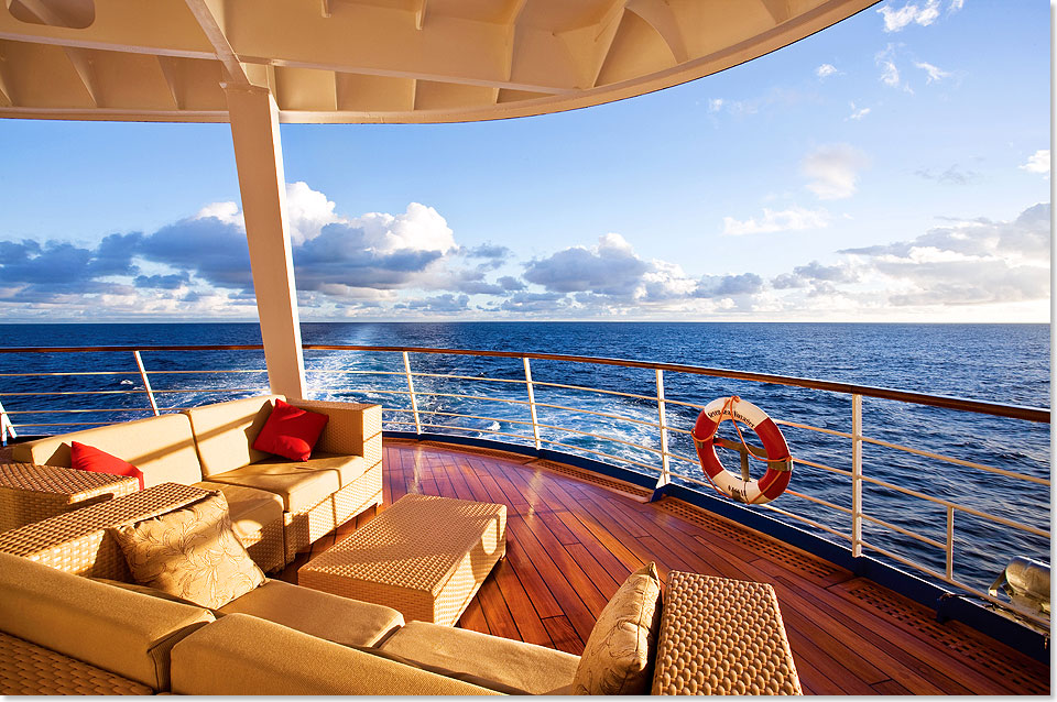 Blick von der Horizon Lounge auf Deck 5 der SEVEN SEAS VOYAGER ins Kielwasser