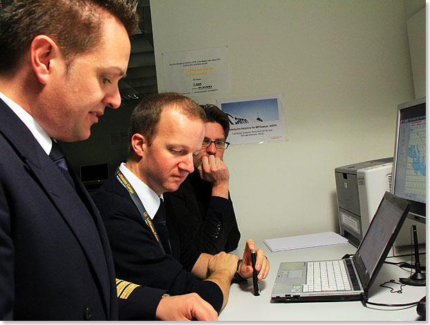 Flugkapitn Jrg Degen und First Officer Tim Holderer beim 
			Briefing im Cargo-Gebude vor dem Abflug. Jrg hakt im englischen 
			Okay-Dialog mit Tim alles ab.