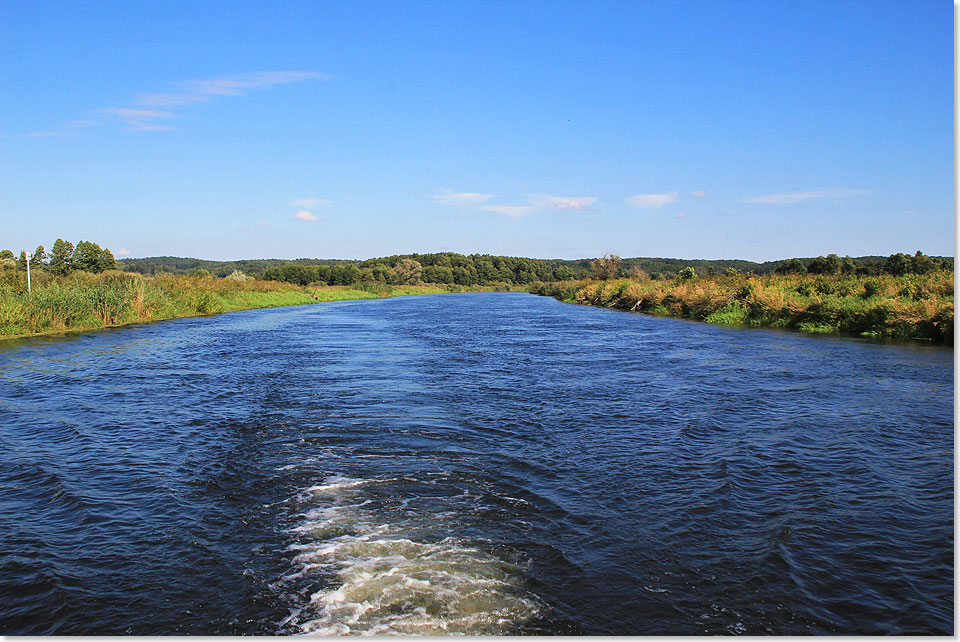 Das Kielwasser sprudelt in der Netze unter einem endlosen Himmel