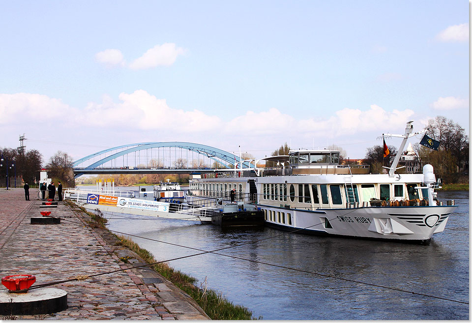 MS SWISS RUBY am Anleger in Magdeburg.