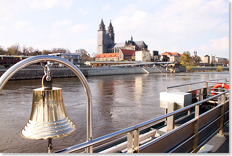 An Steuerbord wird am Nachmittag der Magdeburger Dom  Dom zu Magdeburg St. Mauritius und Katharina  passiert.