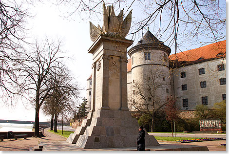 Das Denkmal zum amerikanisch-sowjetischen Zusammentreffen im April 1945 vor Schloss Hartenstein in Torgau.