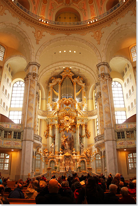 Besucher 
	in der Frauenkirche. 1994 begann der 2005 beendete Wiederaufbau, den 
	Frdervereine und Spender aus aller Welt finanzieren halfen.