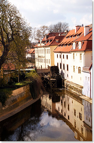 Idyllische Partie mit Moldau-Wassermhle in Prag.