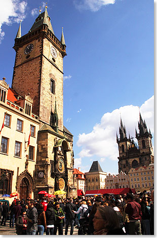 Rathausturm 
			und Altstdter Kirche am Rathausplatz.