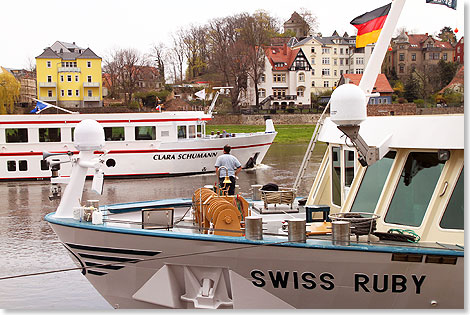 Begegnung mit MS CLARA SCHUMANN auf der Elbe in Meien