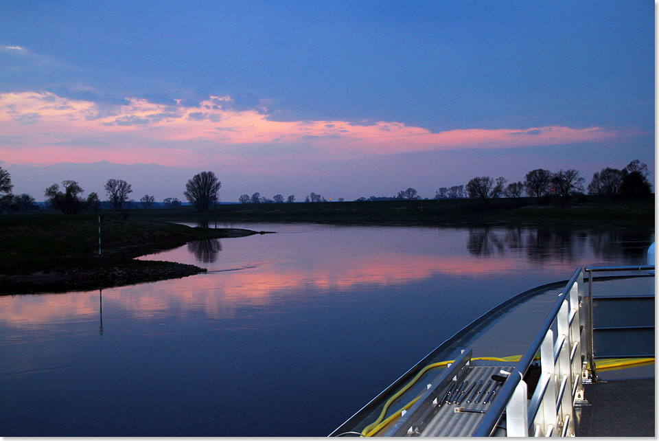 Stille Fahrt in das Abendrot ber der Elbe zwischen Meien, Riesa und 
		Wittenberg