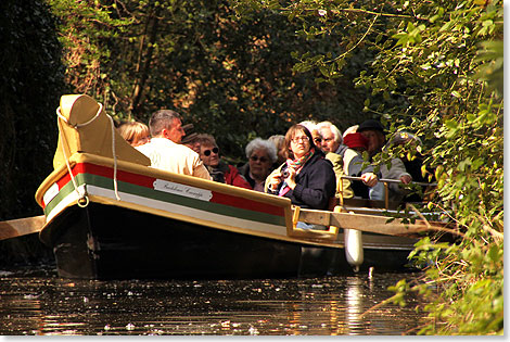 Ein 
	Ruderkahn gleitet mit seinen Passagieren durch den Wrlitzer Schlosspark