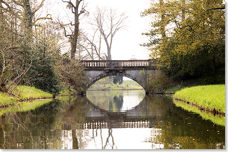 hindurch unter einer Steinbrcke, die sich im Wasser spiegelt