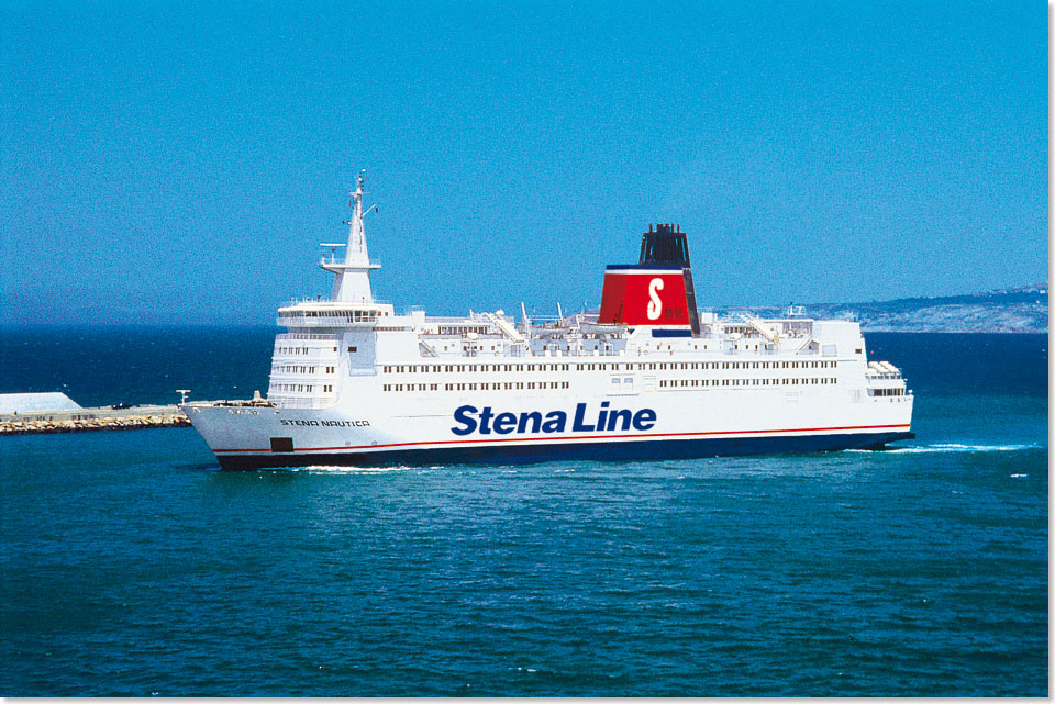 Der groe kastenfrmige Schornstein macht die STENA NAUTICA uerlich unverwechselbar.