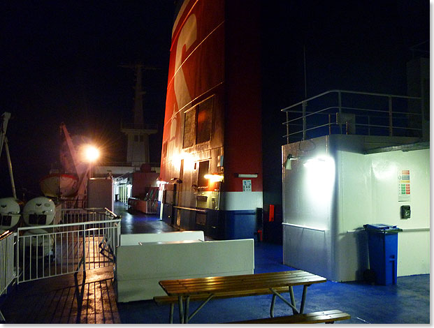 Das Sonnendeck der STENA NAUTICA bei Nacht. Als Sitzgelegenheit dienen Holzbnke und die Kisten mit Rettungswesten. 