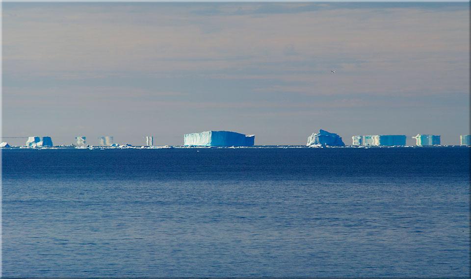 Dann ist die Disko-Bucht erreicht, der von allen Passagieren erwartete Hhepunkt der Expedition. Doch zunchst bereiten sich drei Boote auf eine spektakulre Exkursion in den Ilulissat Eisfjord vor  seit 2004 UNESCO Weltnaturerbe  und zum Sermeq Kujalleq Gletscher, dem produktivsten der nrdlichen Hemisphre. 