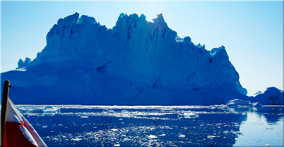   Ein Ausflugsboot fhrt im Ilulissat Eisfjord in Richtung Sermeq Kujalleq Gletscher. Von hier kam der Eisberg, der der TITANIC 1912 zum Verhngnis wurde.