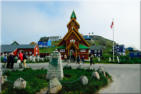 Die Friedenskirche von 1909 in Paamiut (Frederikshb). Hier wohnen 1800 Inuit.