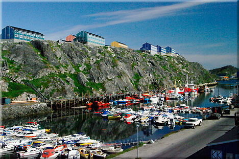  
Zweckmige Wohnbauten berall, auch ber dem Fischereihafen von Nuuk.
