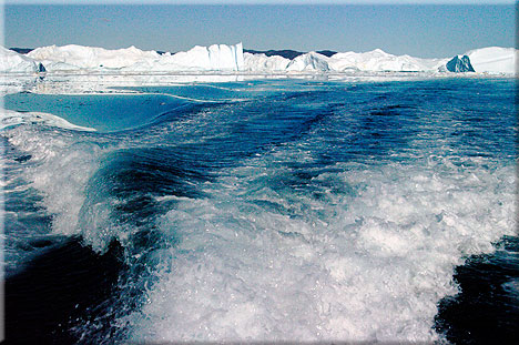  das Schnellboot beschleunigt innerhalb der Eisfelder auf volle Kraft voraus.