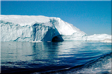 An einem Eisberg mit Hhleneingang vorbei geht die Fahrt und ...