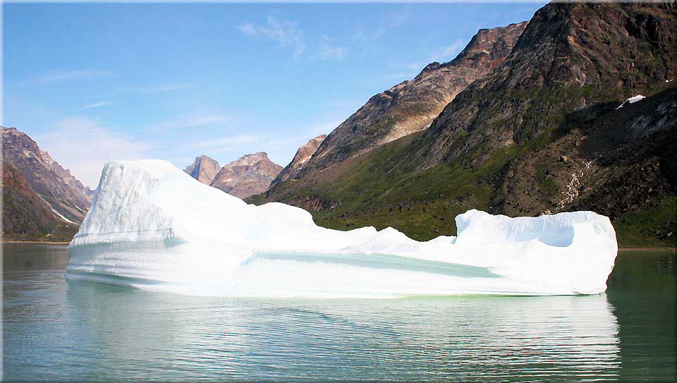 Der erste Eisberg im Prinz-Christian-Sund.