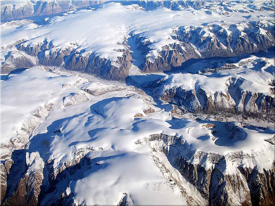Grnland ist ein im Sden stark gewelltes Hochland mit Gletscher-Strmungen, das durch zahlreiche Fjorde und Buchten gegliedert ist