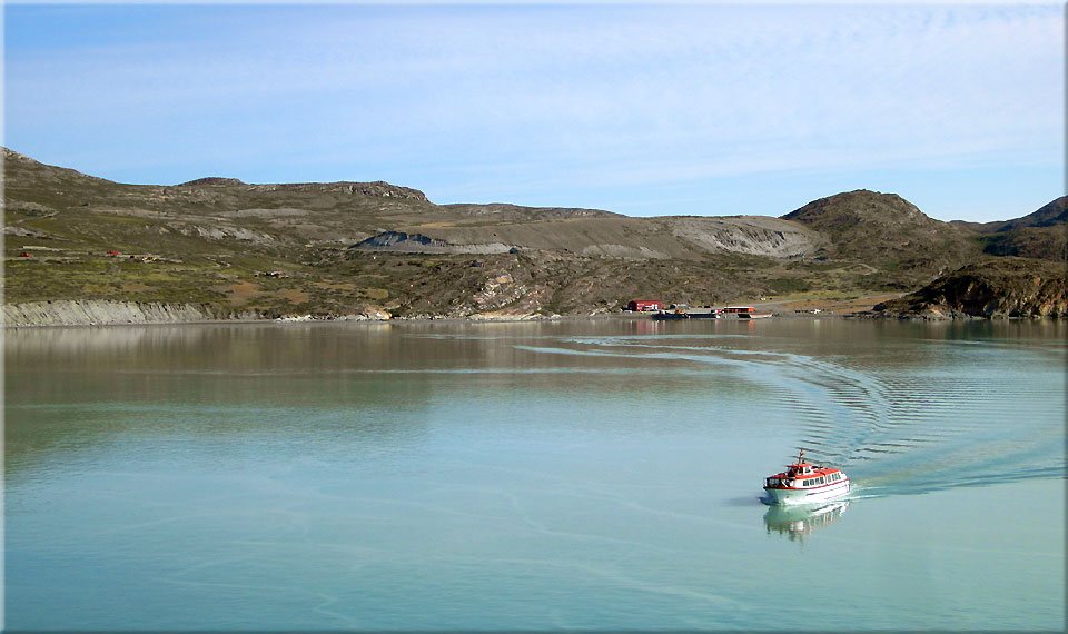 Der Sndrestrmfjord vor Kangerlussuaq, die Passagiere werden mit dem Tenderboot an Land gebracht und Busse fahren sie zum Sndre Strm Airport.