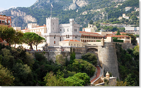 Der Frstenpalast in Monaco ist die offizielle Residenz des Frsten von Monaco. Auf dem Felsen le Rocher am Mittelmeer entstand 1191 eine genuesische Befestigung. Von dieser mittelalterlichen Burg sind heute noch drei restaurierte Trme mit Schwalbenschwanzzinnen auf der rechten Palastseite erhalten.