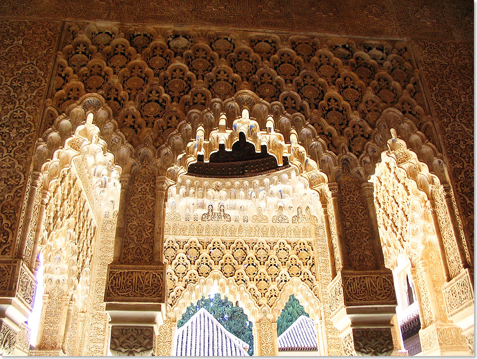 Die Alhambra ist eine bedeutende Stadtburg auf dem Sabikah-Hgel von Granada in Spanien, die als eines der schnsten Beispiele des maurischen Stils der islamischen Kunst gilt. Die Alhambra ist eine der meistbesuchten Touristenattraktionen Europas und seit 1984 Weltkulturerbe. Die Burganlage ist etwa 740 Meter lang und bis zu
220 Meter breit. Die Na?ridenpalste (Palacios Nazaries) mit ihren Grten (z.B. el Partal) sind das Herzstck der Alhambra. Hier befanden sich der Regierungssitz
und die Privatrume der arabischen Herrscher.
